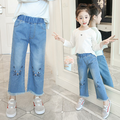 Детски дънки с бродерия в светъл цвят - широк модел