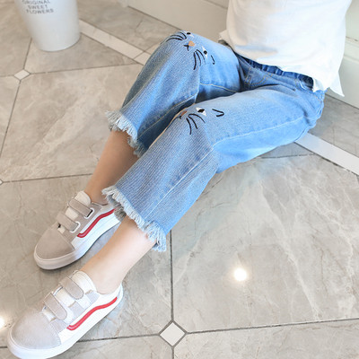 Világos színű hímzéssel ellátott gyerekfarmer - széles modell