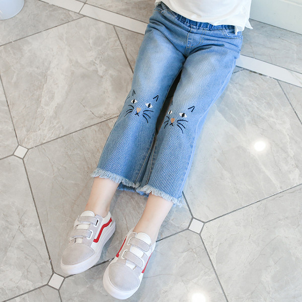 Világos színű hímzéssel ellátott gyerekfarmer - széles modell