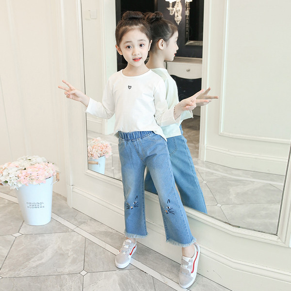 Világos színű hímzéssel ellátott gyerekfarmer - széles modell