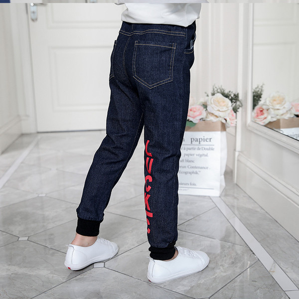 Детски дънки за момиче в син и черен цвят с надпис