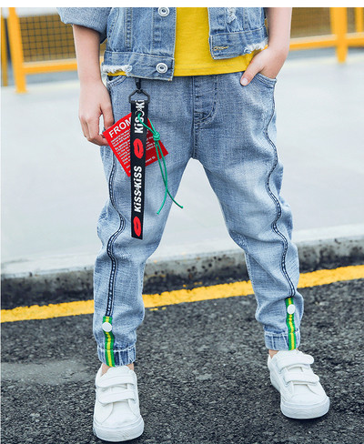 Детски дънки в светъл цвят за момчета подходящи за ежедневието