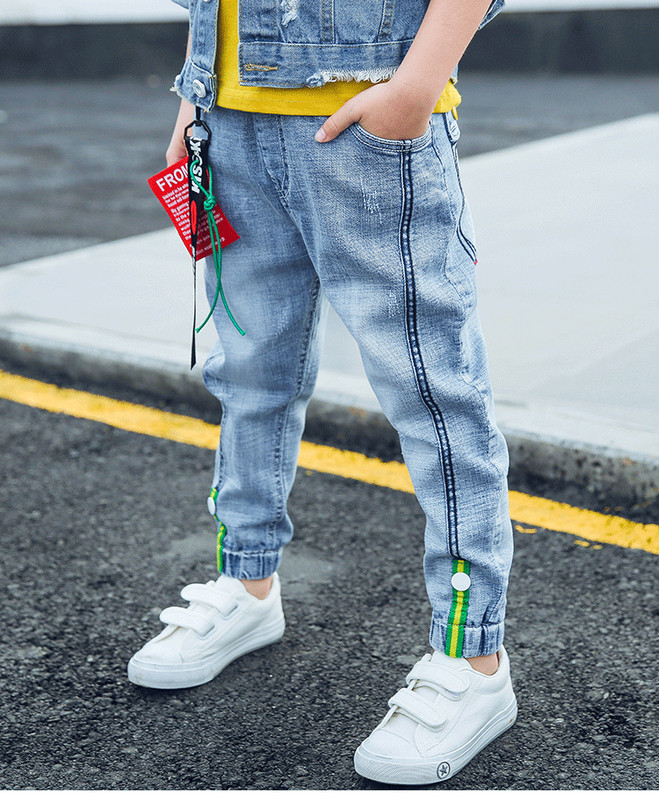 Детски дънки в светъл цвят за момчета подходящи за ежедневието