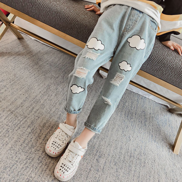 Детски дънки с апликации и разкъсани мотиви в два модела