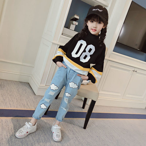 Детски дънки с апликации и разкъсани мотиви в два модела