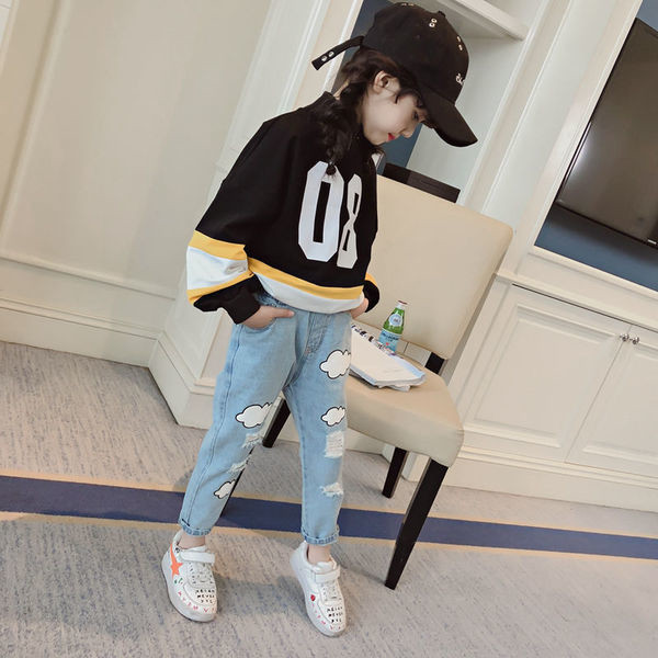 Детски дънки с апликации и разкъсани мотиви в два модела