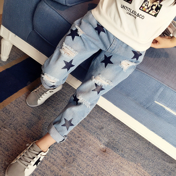 Детски дънки с апликации и разкъсани мотиви в два модела