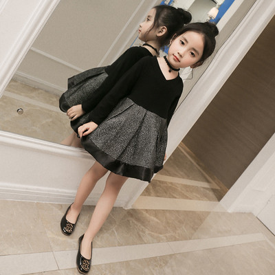 Стилна детска рокля разкроен модел  с V-образно деколте 