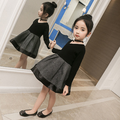 Стилна детска рокля разкроен модел с V-образно деколте