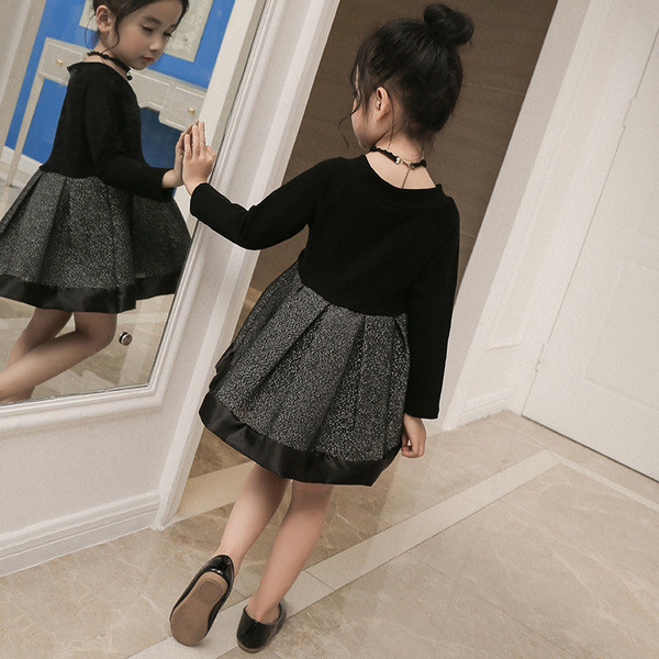 Стилна детска рокля разкроен модел  с V-образно деколте 