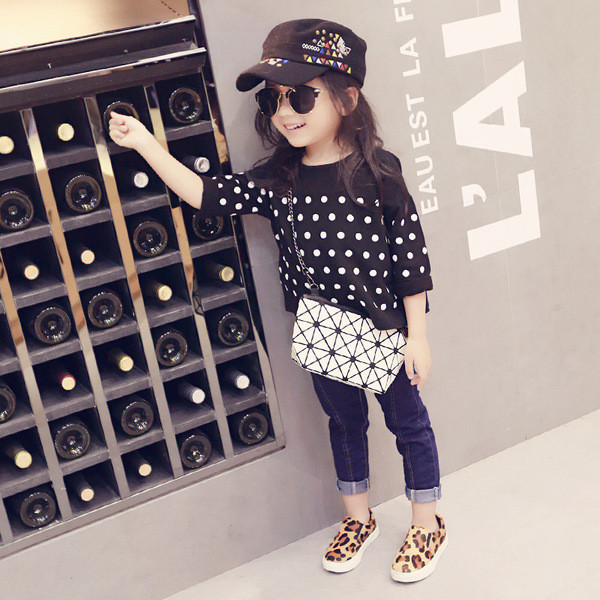 Blugi casual pentru copii pentru o fată într-o culoare închisă