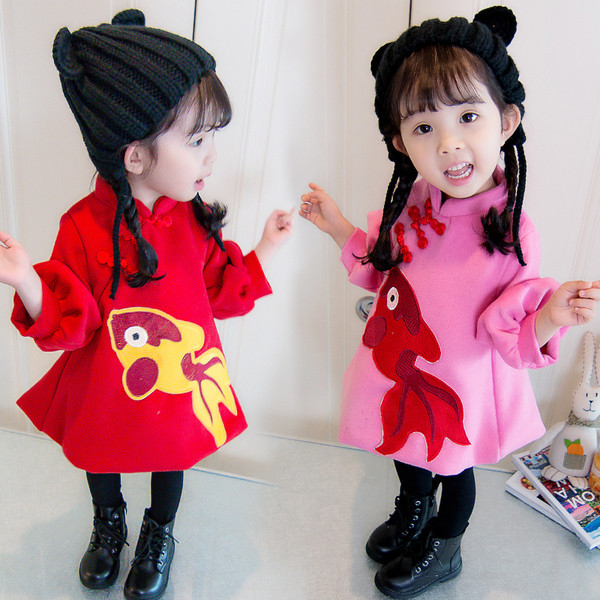 Rochie moderna pentru copii cu maneci lungi croiate model cu aplicatie colorata