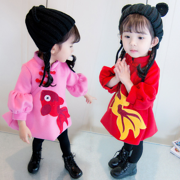 Rochie moderna pentru copii cu maneci lungi croiate model cu aplicatie colorata