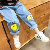 Παιδικά τζιν σε ανοιχτό χρώμα με εφαρμογές