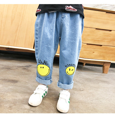 Παιδικά τζιν σε ανοιχτό χρώμα με εφαρμογές