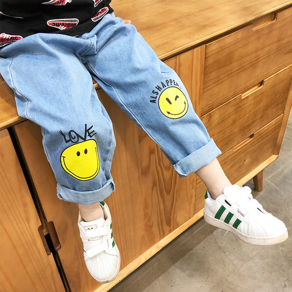 Παιδικά τζιν σε ανοιχτό χρώμα με εφαρμογές 