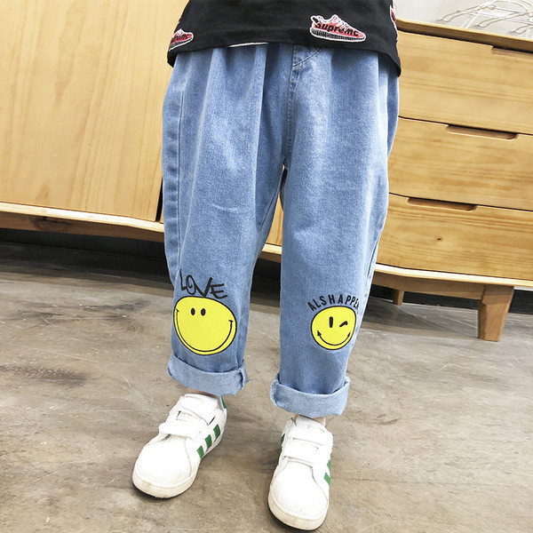 Παιδικά τζιν σε ανοιχτό χρώμα με εφαρμογές 