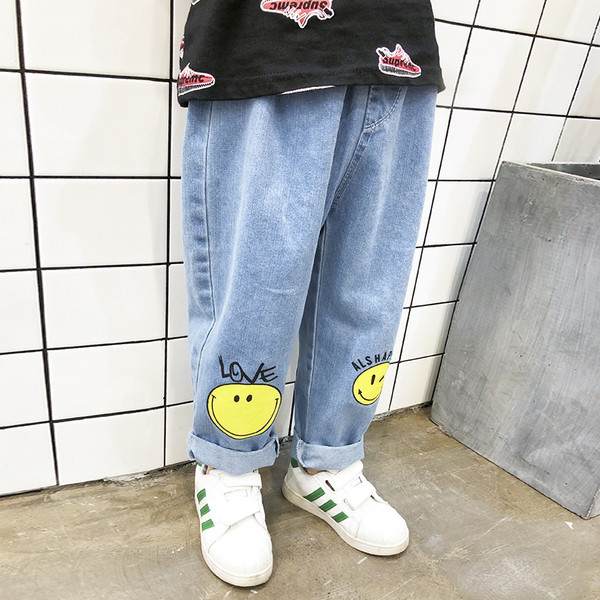 Παιδικά τζιν σε ανοιχτό χρώμα με εφαρμογές 