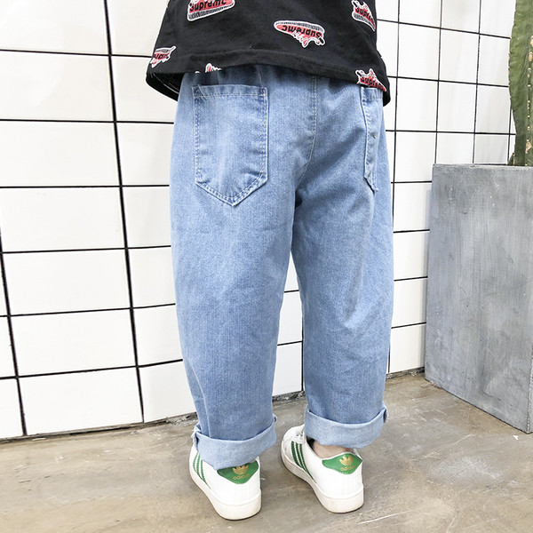 Παιδικά τζιν σε ανοιχτό χρώμα με εφαρμογές 