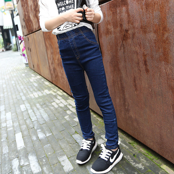 Model simplu de blugi pentru copii pentru o fata cu talie inalta