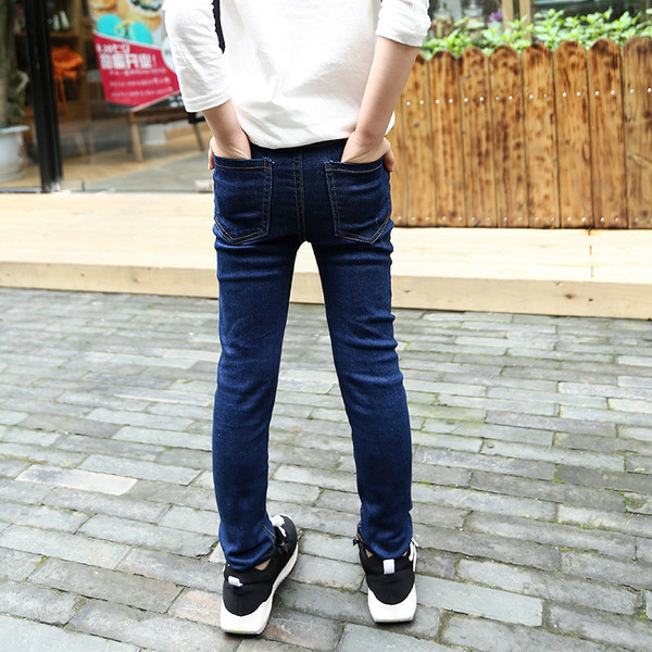 Model simplu de blugi pentru copii pentru o fata cu talie inalta