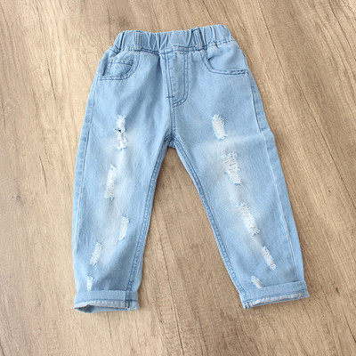 Παιδικά τζιν - ένα ευρύ μοντέλο σε ανοιχτό  χρώμα για αγόρια