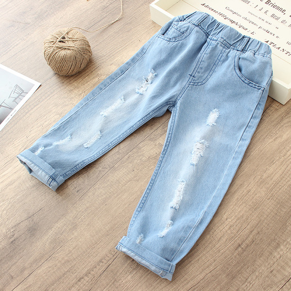 Παιδικά τζιν - ένα ευρύ μοντέλο σε ανοιχτό  χρώμα για αγόρια