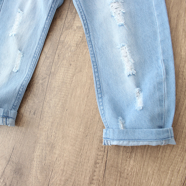 Παιδικά τζιν - ένα ευρύ μοντέλο σε ανοιχτό  χρώμα για αγόρια