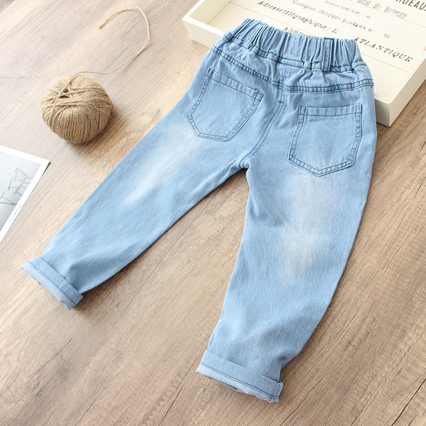 Παιδικά τζιν - ένα ευρύ μοντέλο σε ανοιχτό  χρώμα για αγόρια