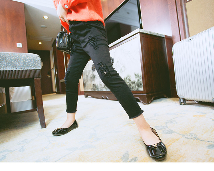 Детски панталон за момиче с разкъсани мотиви в три цвята