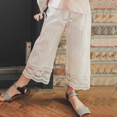 Model larg de pantaloni copii in doua culori cu dantela