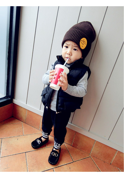 Детски елек в няколко цвята с висока яка и декорация джобове