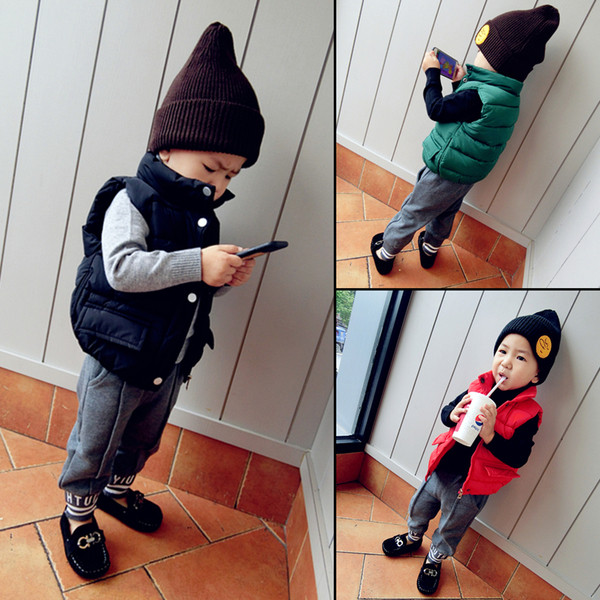 Детски елек в няколко цвята с висока яка и декорация джобове