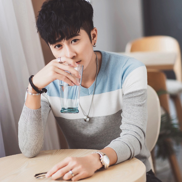 Bluză bărbătească modernă cu decolteu în V în mai multe culori