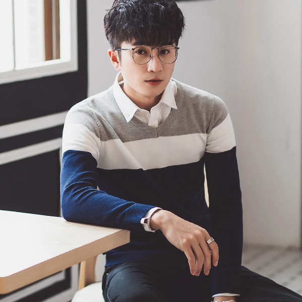 Bluză bărbătească modernă cu decolteu în V în mai multe culori