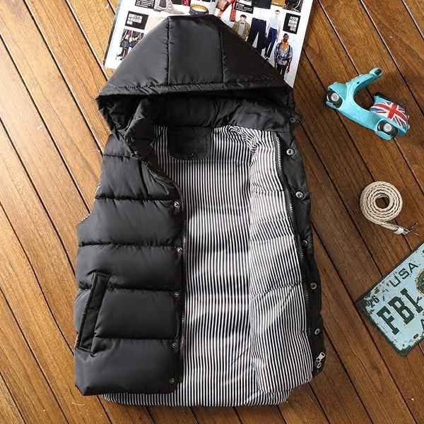 Ανδρικό γιλέκο με κουκούλα σε διάφορα χρώματα κατάλληλα για τη καθημερινή ζωή