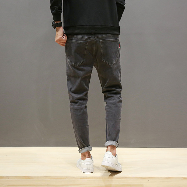 Αντρικά σκούρα  τζιν κατάλληλα για τη καθημερινή ζωή