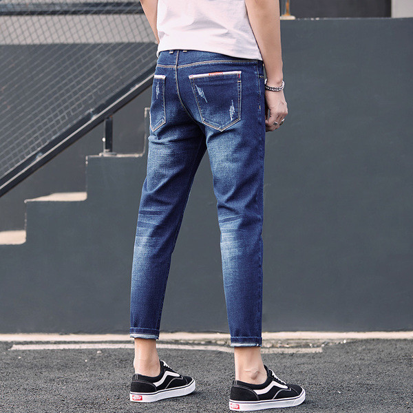 Ανδρικά τζιν - ένα ίσιο μοντέλο κατάλληλο για καθημερινή ζωή