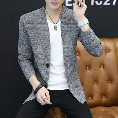 Αθλητική κομψή ανδρική ζακέτα σε γκρι και μαύρο χρώμα με κολάρο σε σχήμα V.