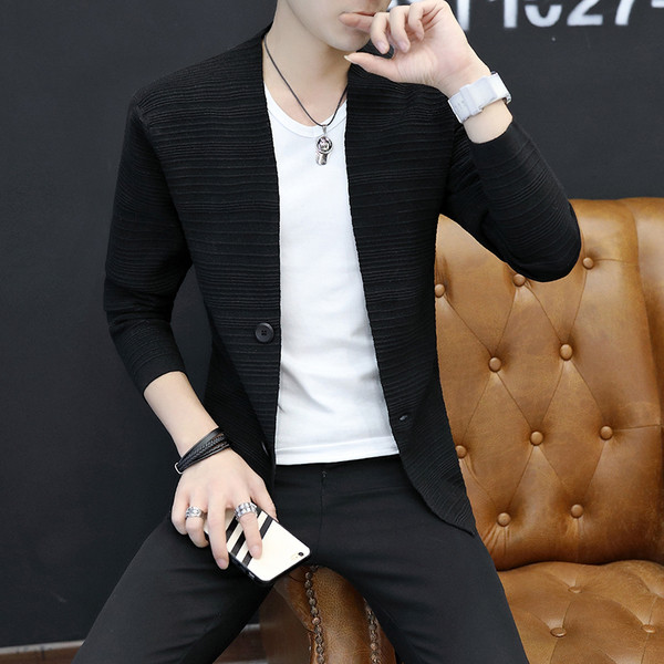 Αθλητική κομψή ανδρική ζακέτα σε γκρι και μαύρο χρώμα με κολάρο σε σχήμα V.