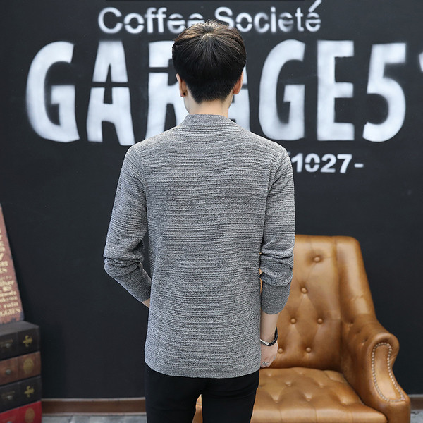 Αθλητική κομψή ανδρική ζακέτα σε γκρι και μαύρο χρώμα με κολάρο σε σχήμα V.