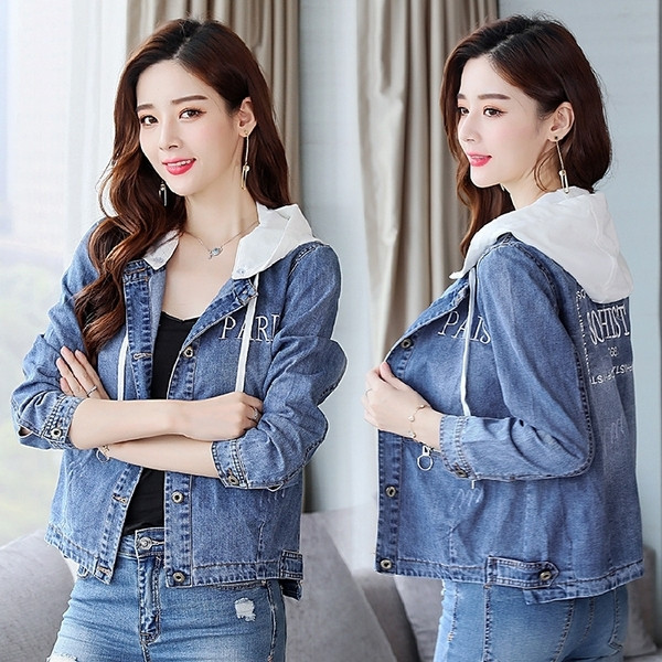 Модерно  дамско дънково яке със сваляща се  качулка и надписи на гърба в светъл цвят 