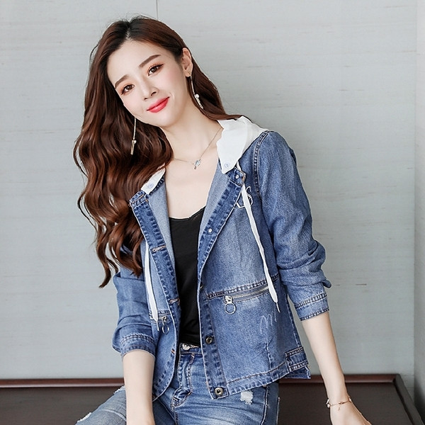 Модерно  дамско дънково яке със сваляща се  качулка и надписи на гърба в светъл цвят 