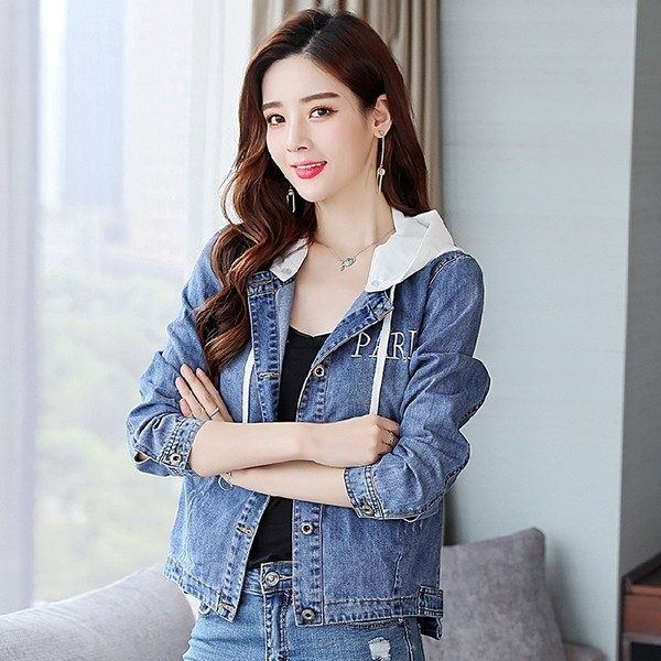 Модерно  дамско дънково яке със сваляща се  качулка и надписи на гърба в светъл цвят 