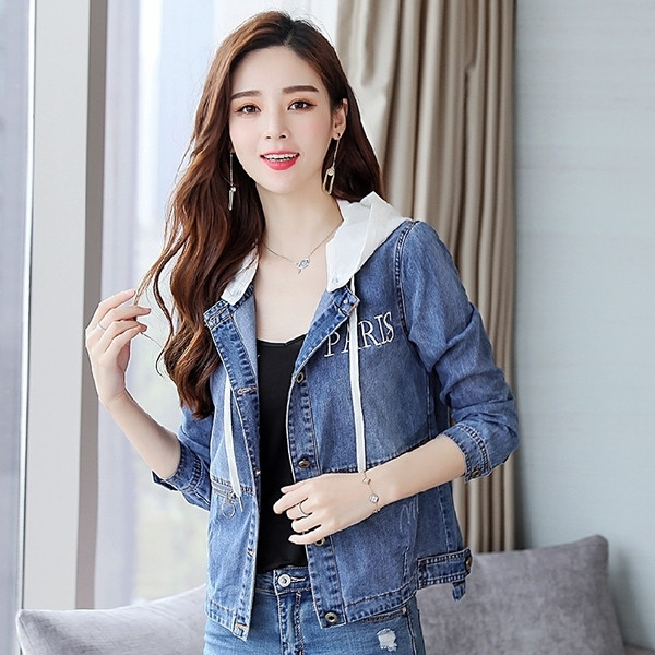 Модерно  дамско дънково яке със сваляща се  качулка и надписи на гърба в светъл цвят 