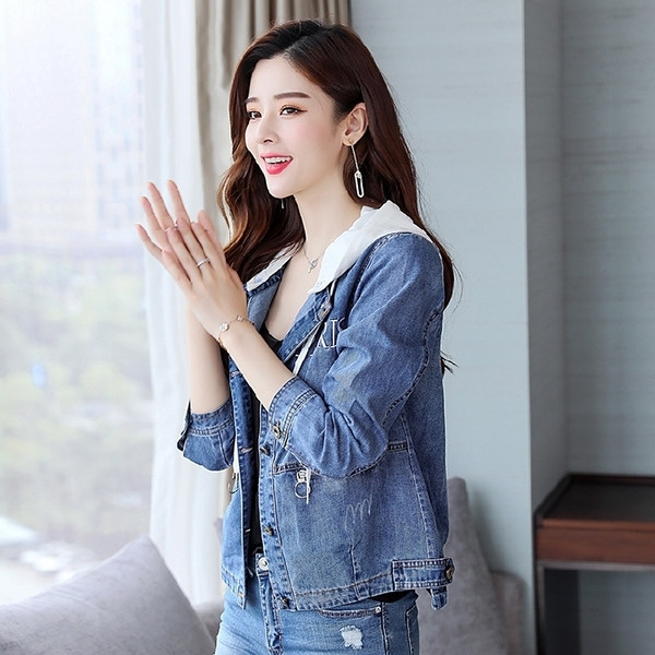 Модерно  дамско дънково яке със сваляща се  качулка и надписи на гърба в светъл цвят 