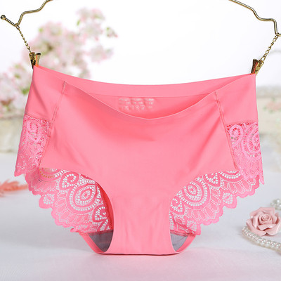 Комфортно дамско бельо с дантела в пет цвята