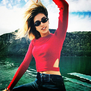 Модерна дамска блуза къс модел в червен цвят