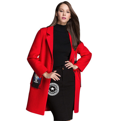 Стилно дамско палто с джобове и елемент  цветна апликация в няколко цвята 