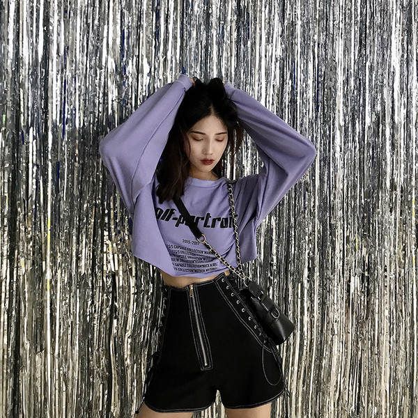 Σύντομο γυναικείο πουλόβερ  με διπλές επιγραφές